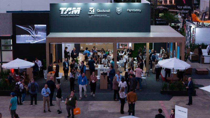 Estande da TAM Aviação Executiva na LABACE 2026 com público