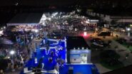 LABACE 2026 vista aérea noturna com aeronaves e público nos estandes