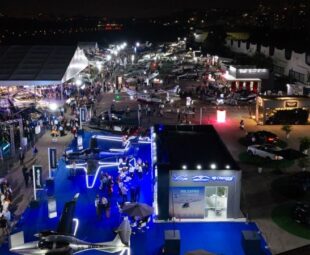 LABACE 2026 vista aérea noturna com aeronaves e público nos estandes