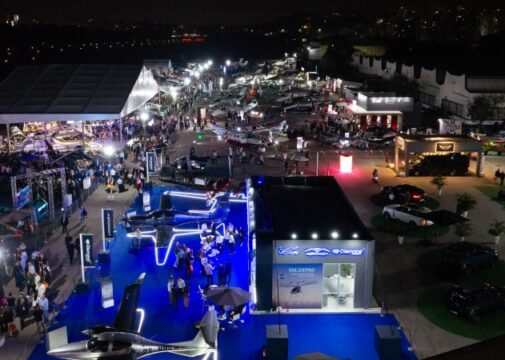 LABACE 2026 vista aérea noturna com aeronaves e público nos estandes
