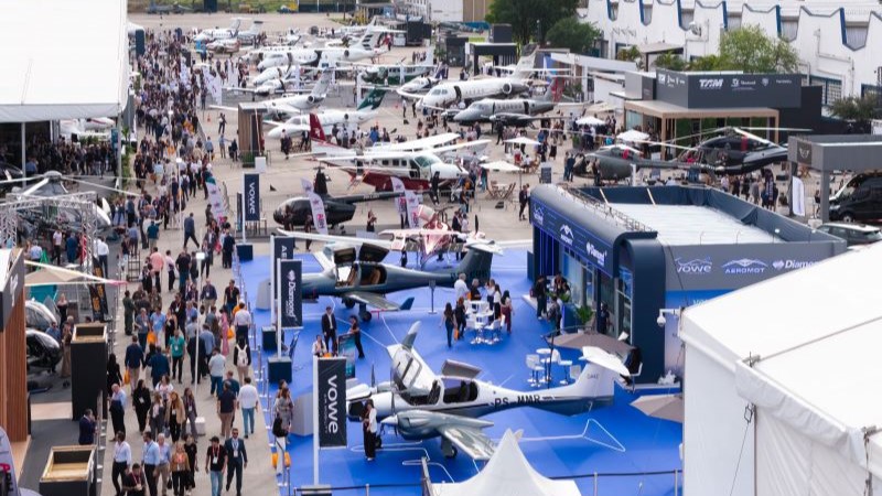 Vista aérea da LABACE 2026 com público e aeronaves nos estandes