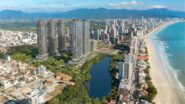 Lagom Perequê em Porto Belo com torres, mar, montanhas e áreas verdes