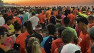 Grupo de corredores reunidos em uma praia antes de uma prova