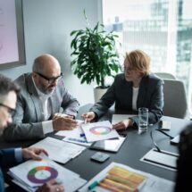 Reunião estratégica com documentos financeiros para preparação de empresa para venda