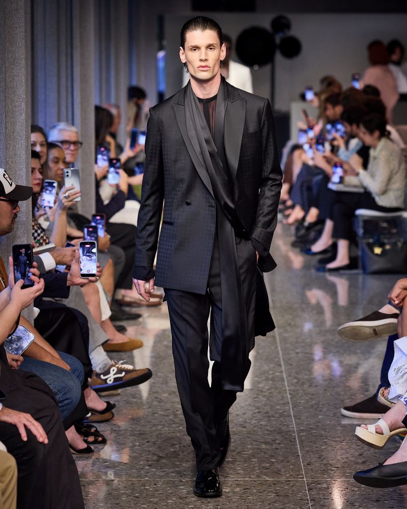 Desfile de moda da Ricardo Almeida com looks de alfaiataria masculina de luxo