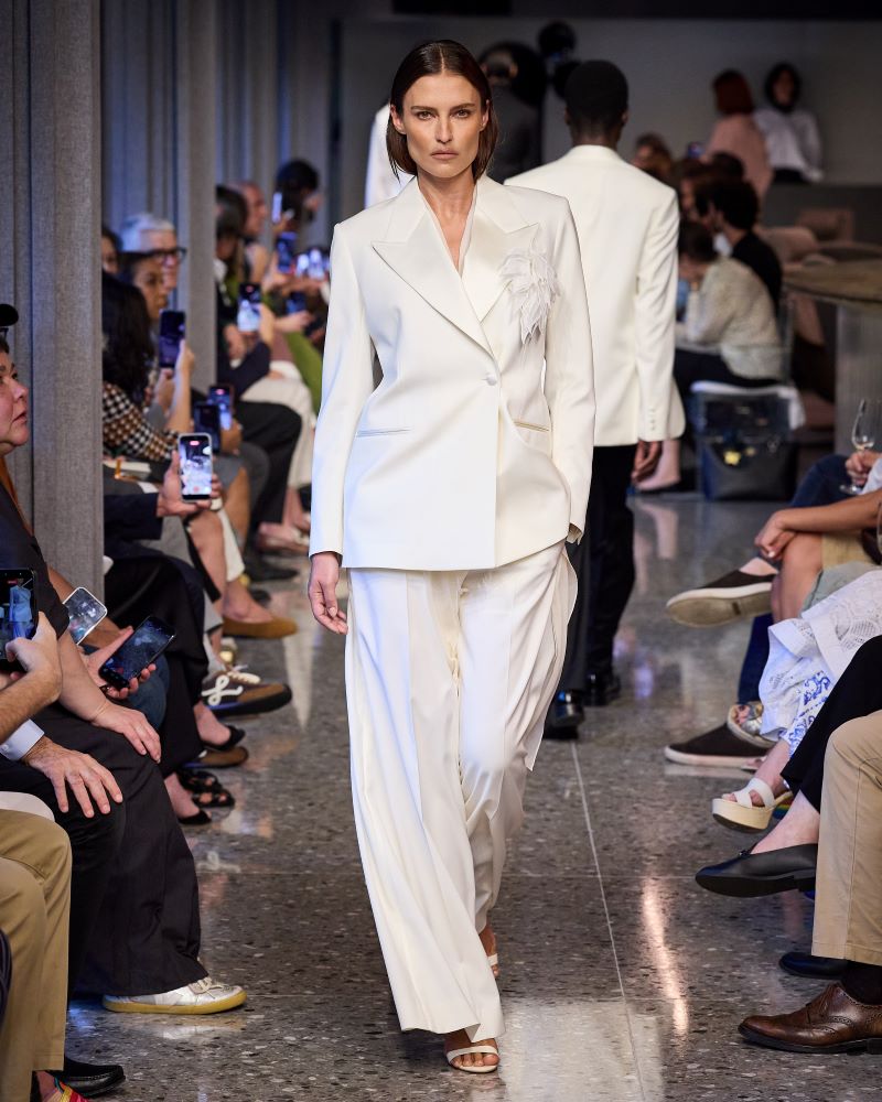 Look da coleção Ricardo Almeida apresentado durante desfile de moda