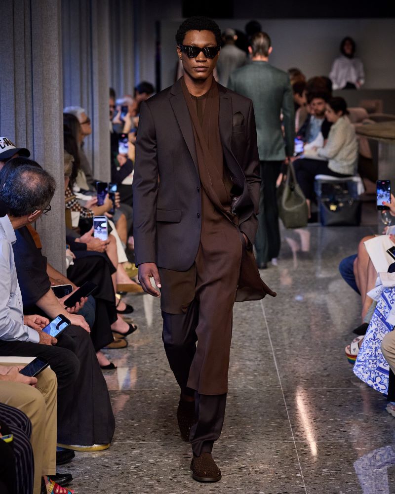 Look de alfaiataria apresentado na passarela da Ricardo Almeida