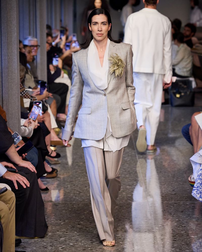 Produção de moda apresentada na passarela da Ricardo Almeida