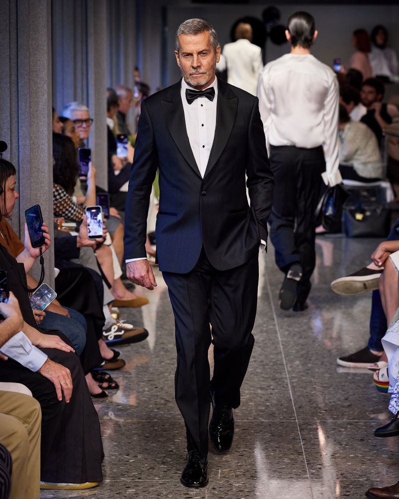 Look de moda apresentado no desfile da coleção Raízes da Ricardo Almeida