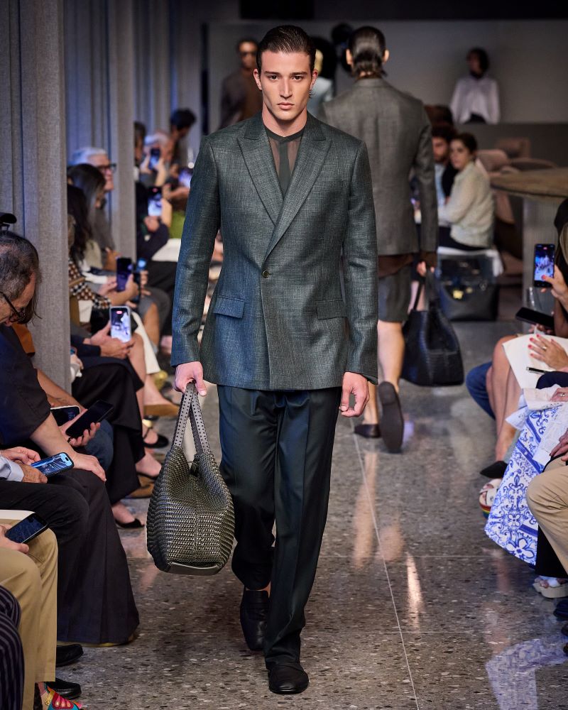 Modelo em look de moda durante a apresentação da Ricardo Almeid