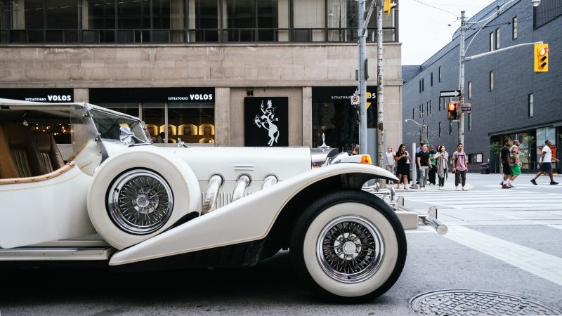 Rolls-Royce branco antigo próximo a uma esquina