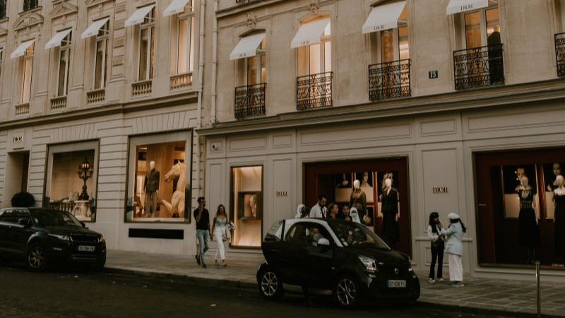 Rua de luxo com carros e circulação urbana