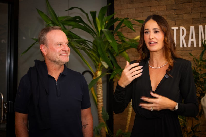 Rubens Barrichello ao lado de Alessandra Cassoni durante a conversa