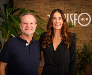 Rubens Barrichello ao lado de Alessandra Cassoni durante o evento sobre wellness e performance