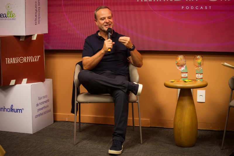 Rubens Barrichello sentado durante a conversa na plenária