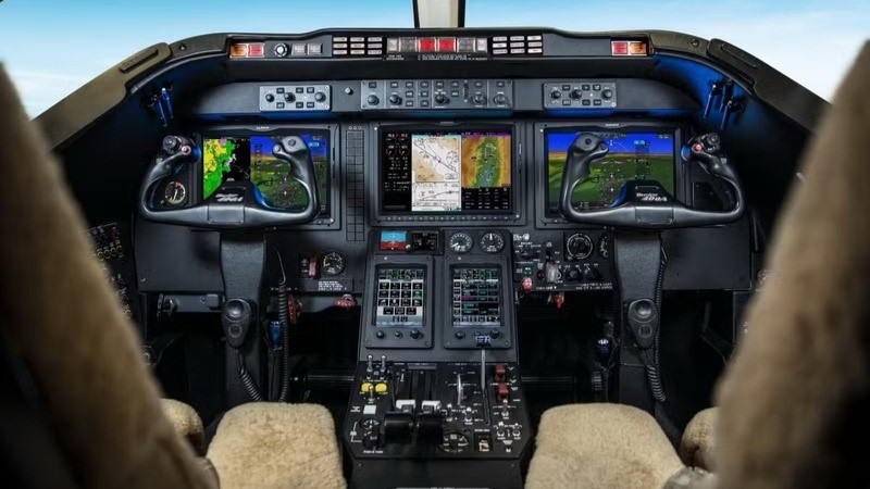 Painel de aeronave com elementos Garmin relacionado à atuação da Solojet no Brasil