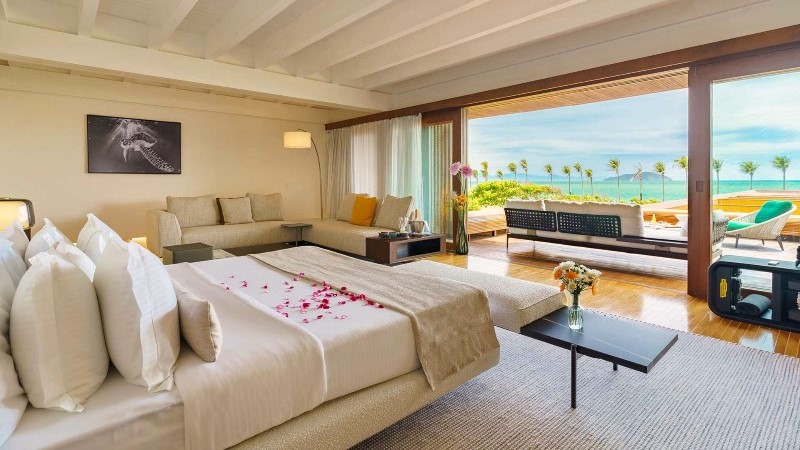 Quarto da Suíte Presidencial Vista Para o Mar com cama king size e ampla janela