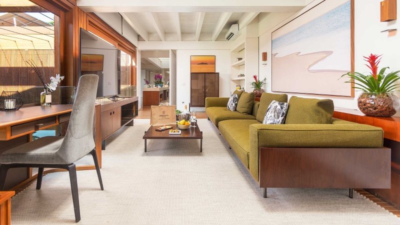 Sala de estar da Suíte Presidencial do Zendaya Resort com TV e área de convivência