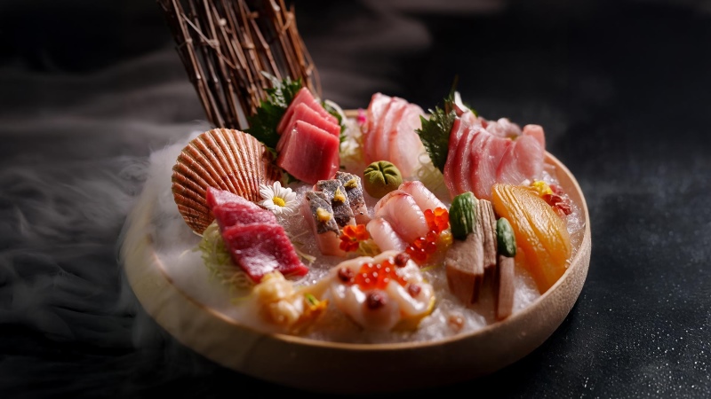 Prato do Sushi 11 com salmão, atum e outros ingredientes do mar