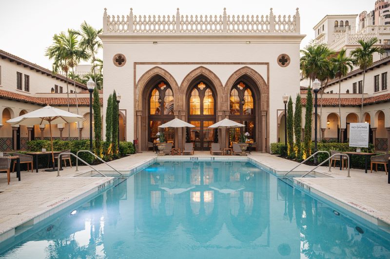 Arquitetura do Cloister com arcos e área de piscina