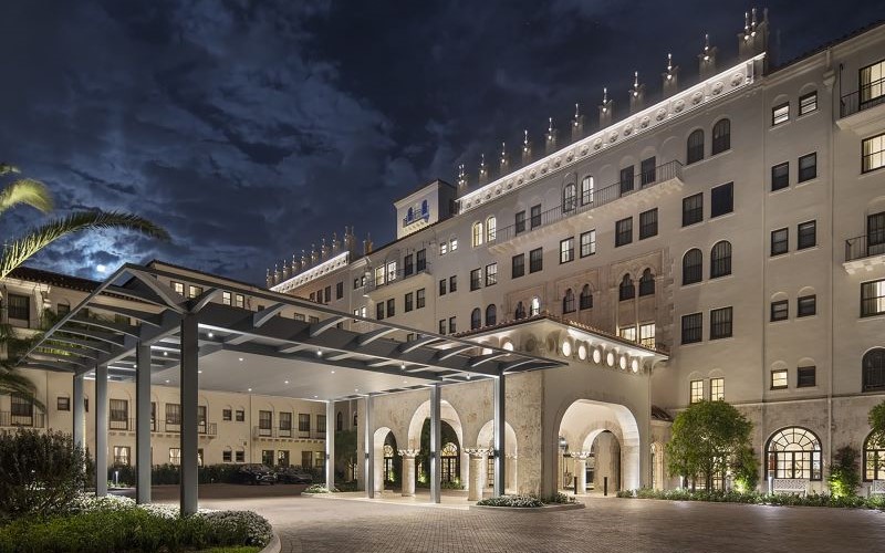 Port Cochere do The Boca Raton com jardins e arquitetura