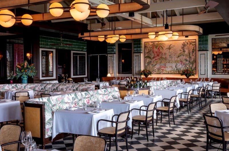Interior do The Flamingo Grill no The Boca Raton