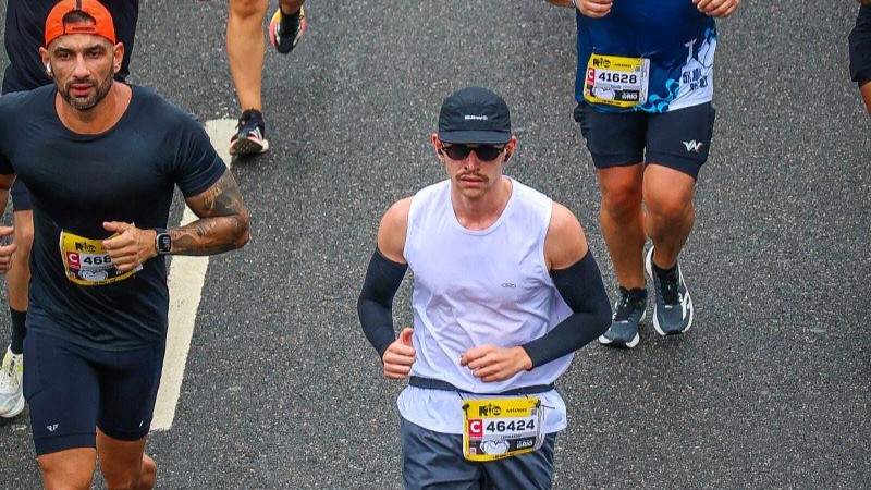Corredor de turismo esportivo na rua durante atividade de corrida em ambiente urbano