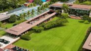 Vista aérea do Zendaya Resort em Búzios com área verde central e estruturas do resort