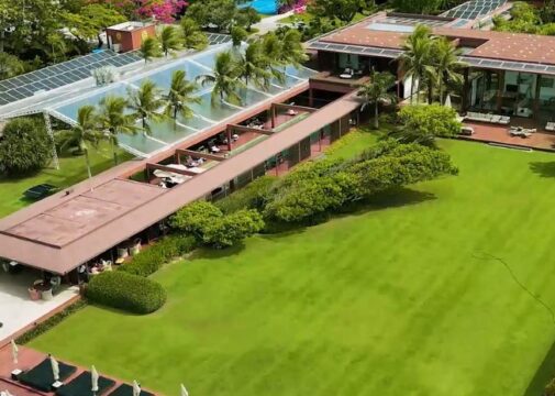 Vista aérea do Zendaya Resort em Búzios com área verde central e estruturas do resort
