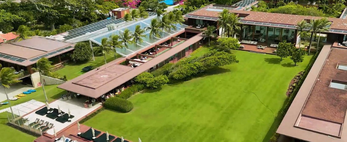 Vista aérea do Zendaya Resort em Búzios com área verde central e estruturas do resort