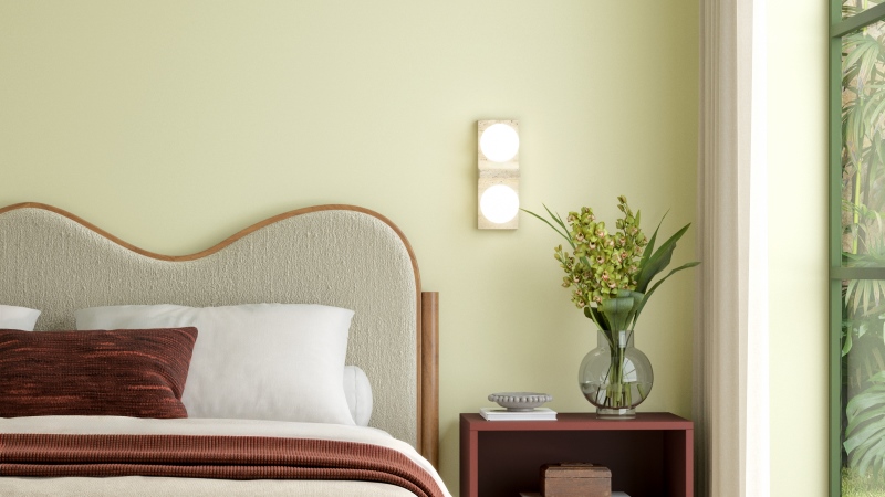 Quarto com cama, vaso decorativo e parede pintada na cor Aipo