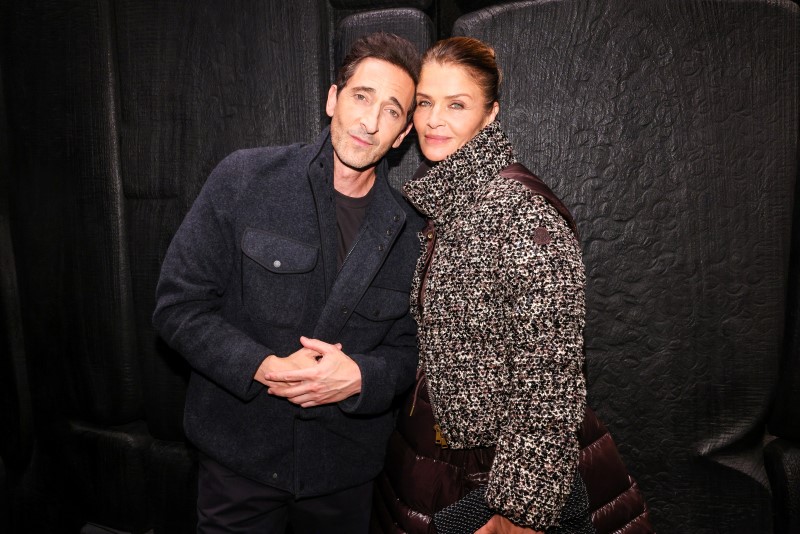 Adrien Brody e Helena Christensen na inauguração da Moncler na Quinta Avenida