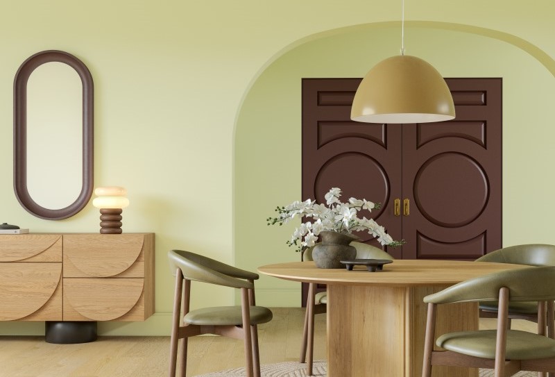 Sala com mesa de centro, porta de duas folhas e parede na cor Aipo