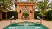 Piscina do Amanjena cercada por jardins em Marrakech
