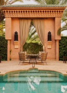 Piscina do Amanjena cercada por jardins em Marrakech