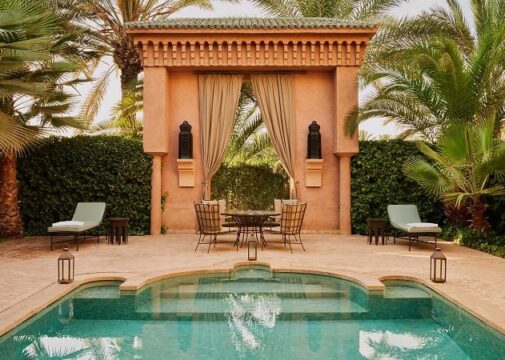 Piscina do Amanjena cercada por jardins em Marrakech