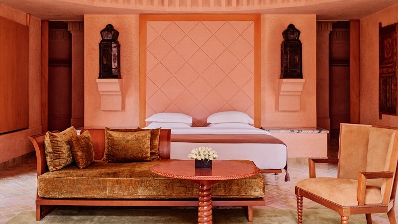 Quarto do Amanjena com cama de casal e decoração sofisticada