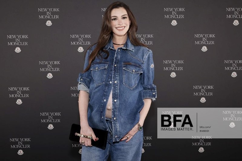 Anne Hathaway na inauguração da flagship da Moncler na Quinta Avenida