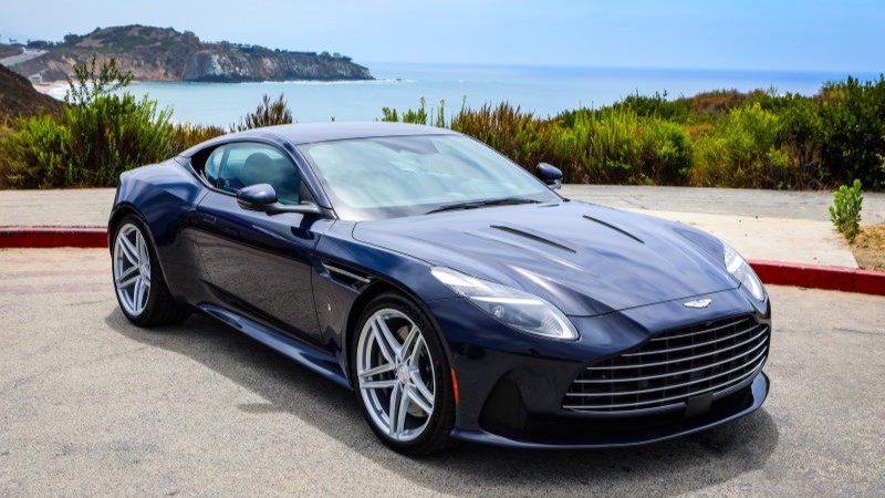 DB12 Coupé em Azul Pacífico visto de frente e de lateral