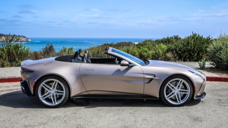 DB12 Volante em acabamento Pale Primrose visto de perfil