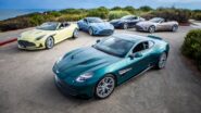 Cinco modelos Aston Martin Heritage Edition em estrada próxima ao mar