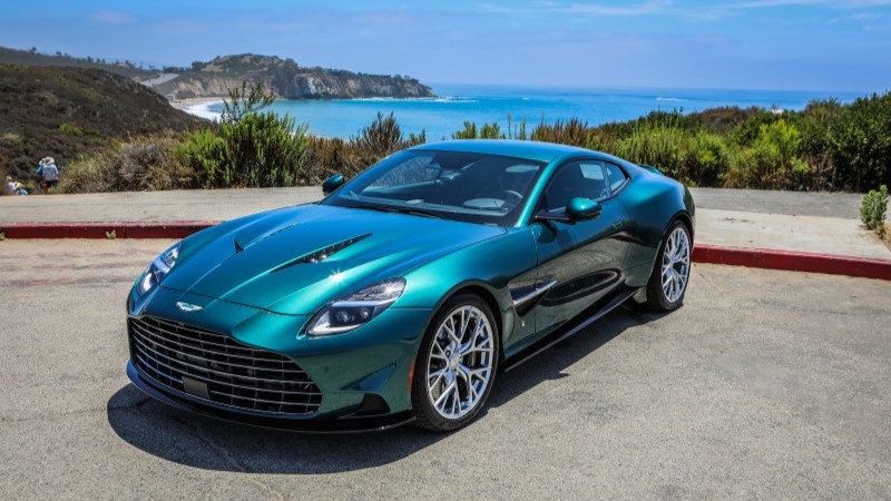 Aston Martin Vanquish Coupé em Verde Tudor visto de frente e lateral