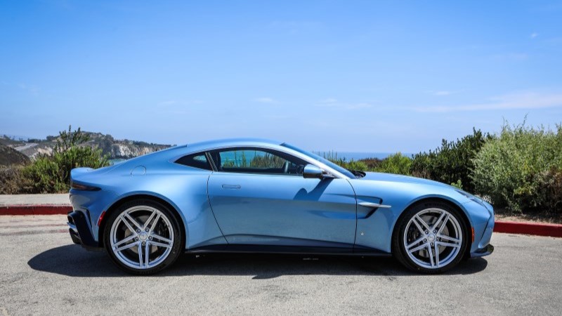 Aston Martin Vantage Coupé em acabamento metálico visto de lateral