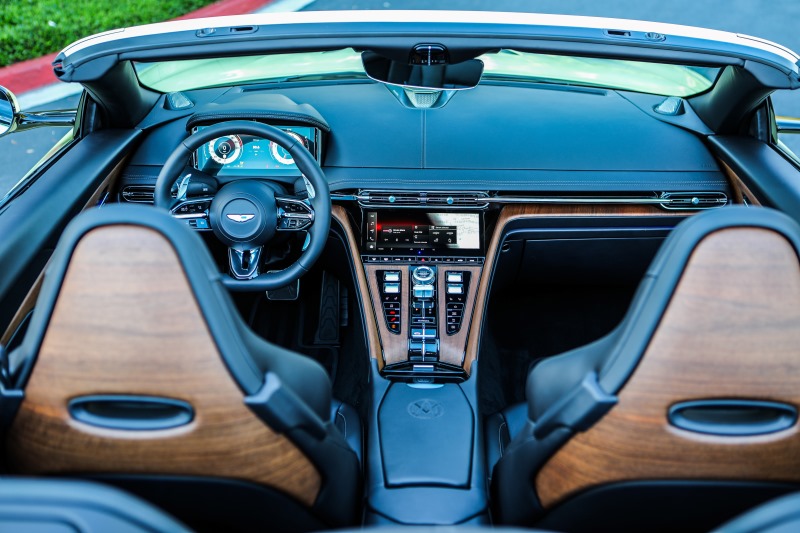 Interior do Aston Martin Vantage Roadster visto da parte de trás