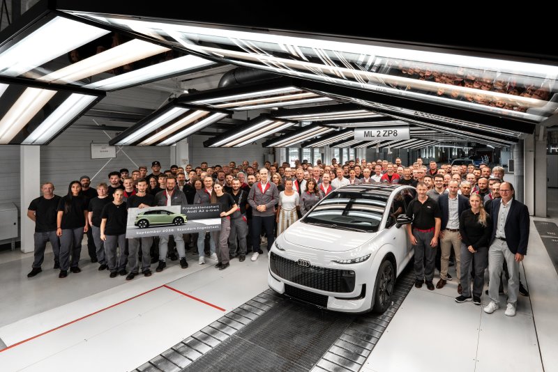 Funcionários celebram o início da produção do Audi A2 e-tron em Ingolstadt