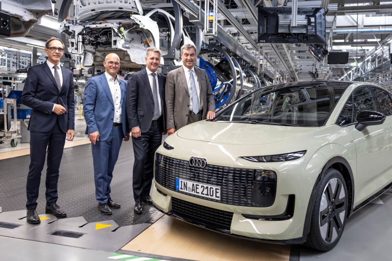 Executivos da Audi durante o início da produção do A2 e-tron