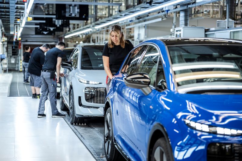 Audi A2 e-tron em inspeção final de qualidade no túnel de luz