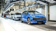 Audi A2 e-tron durante inspeção final no túnel de luz