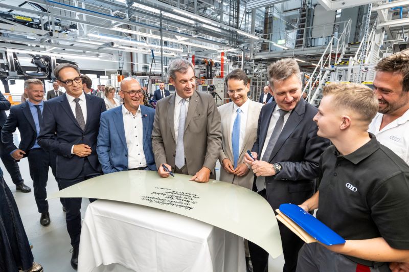 Executivos da Audi e funcionários na produção do A2 e-tron em Ingolstadt