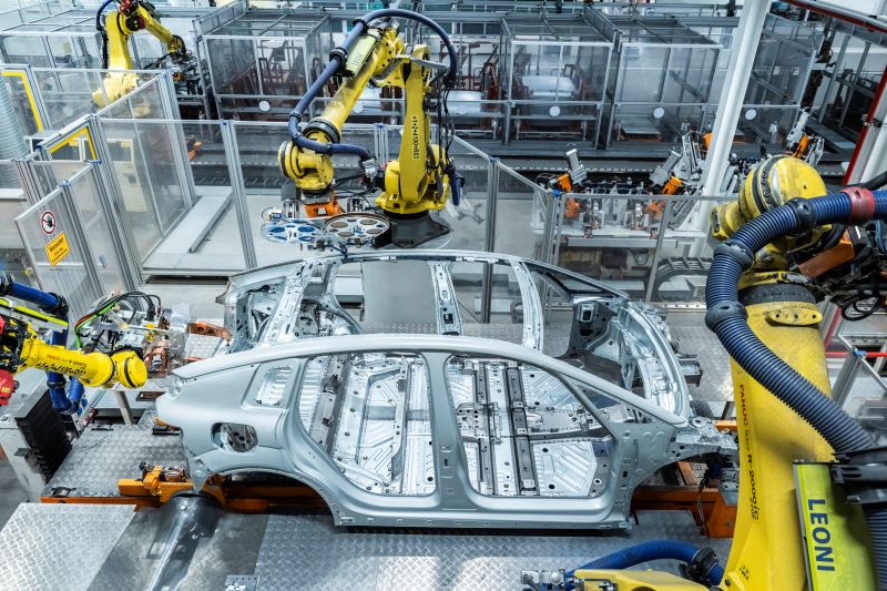Robôs montam a estrutura do Audi A2 e-tron na linha de produção